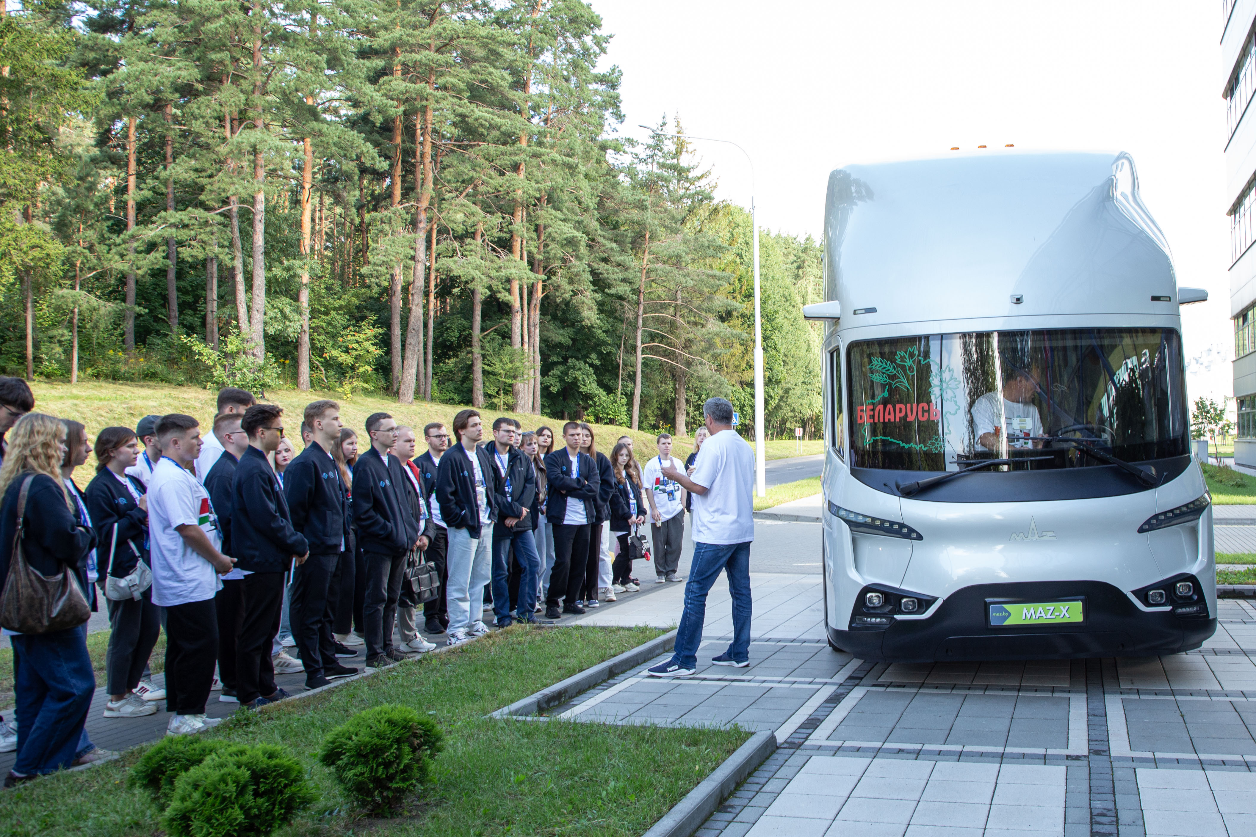 Первые шаги к будущим технологиям: от гибридного тягача МАЗ-Х до цифровых университетов и мезогородов