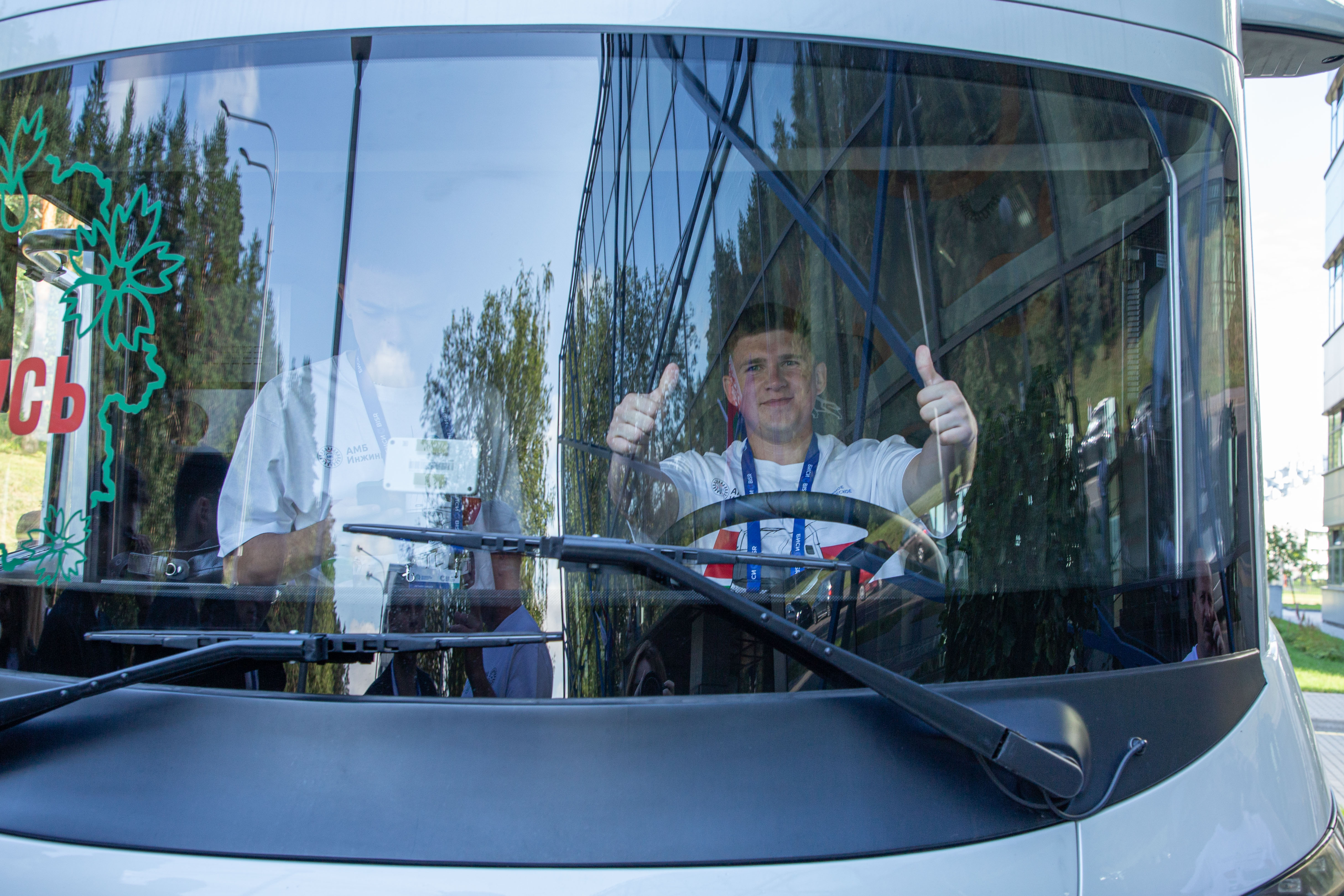 Первые шаги к будущим технологиям: от гибридного тягача МАЗ-Х до цифровых университетов и мезогородов