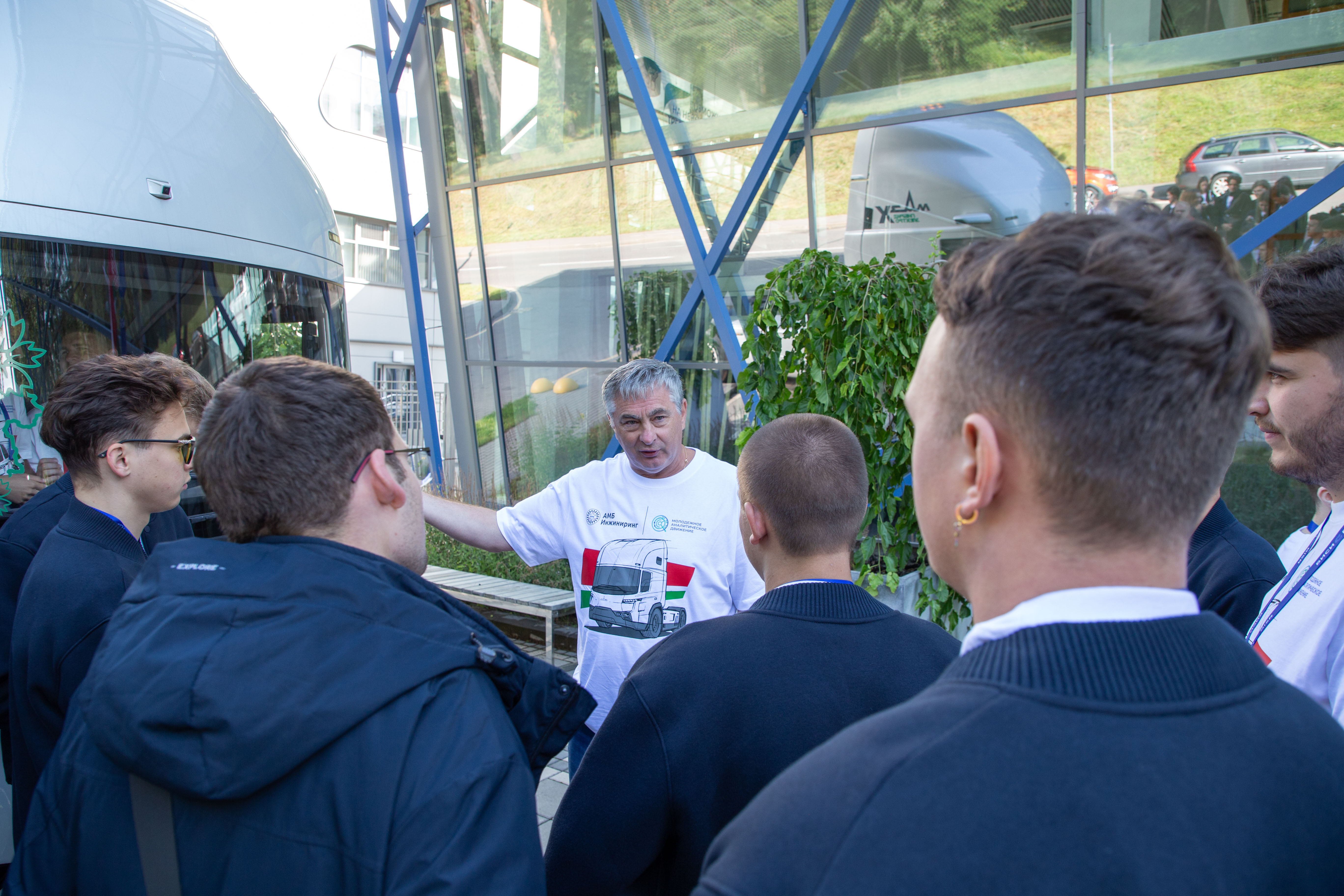 Первые шаги к будущим технологиям: от гибридного тягача МАЗ-Х до цифровых университетов и мезогородов