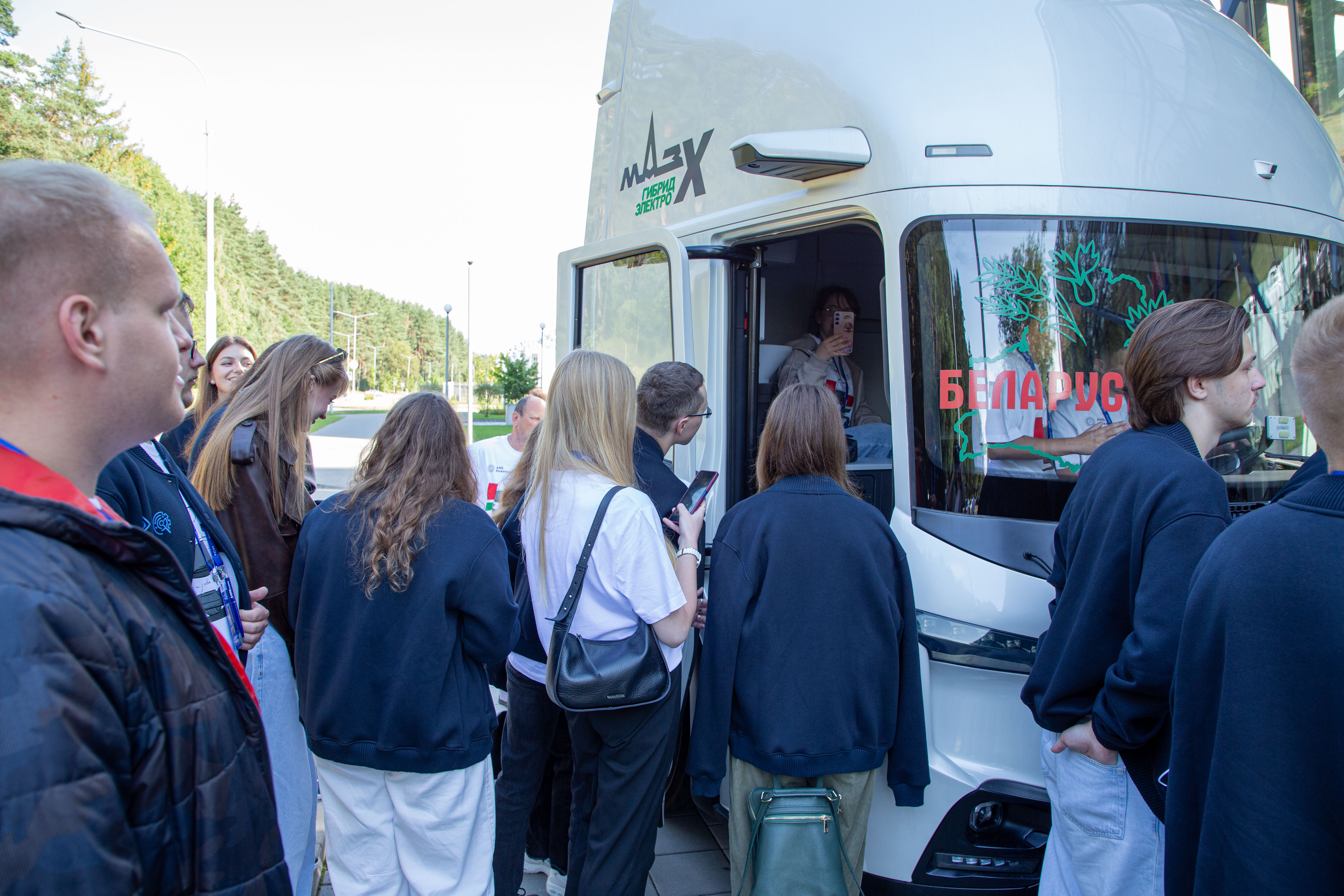 Первые шаги к будущим технологиям: от гибридного тягача МАЗ-Х до цифровых университетов и мезогородов