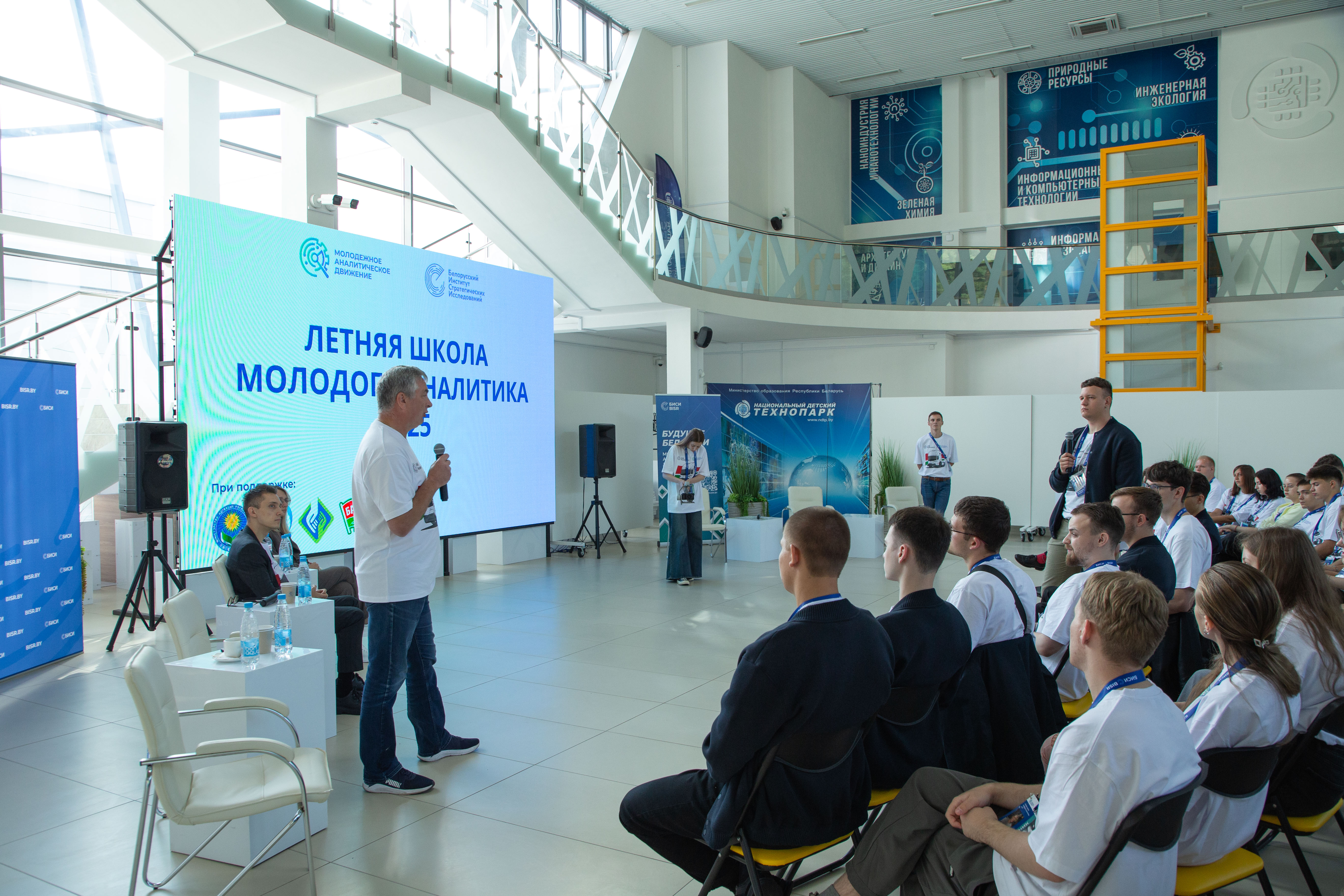 Первые шаги к будущим технологиям: от гибридного тягача МАЗ-Х до цифровых университетов и мезогородов