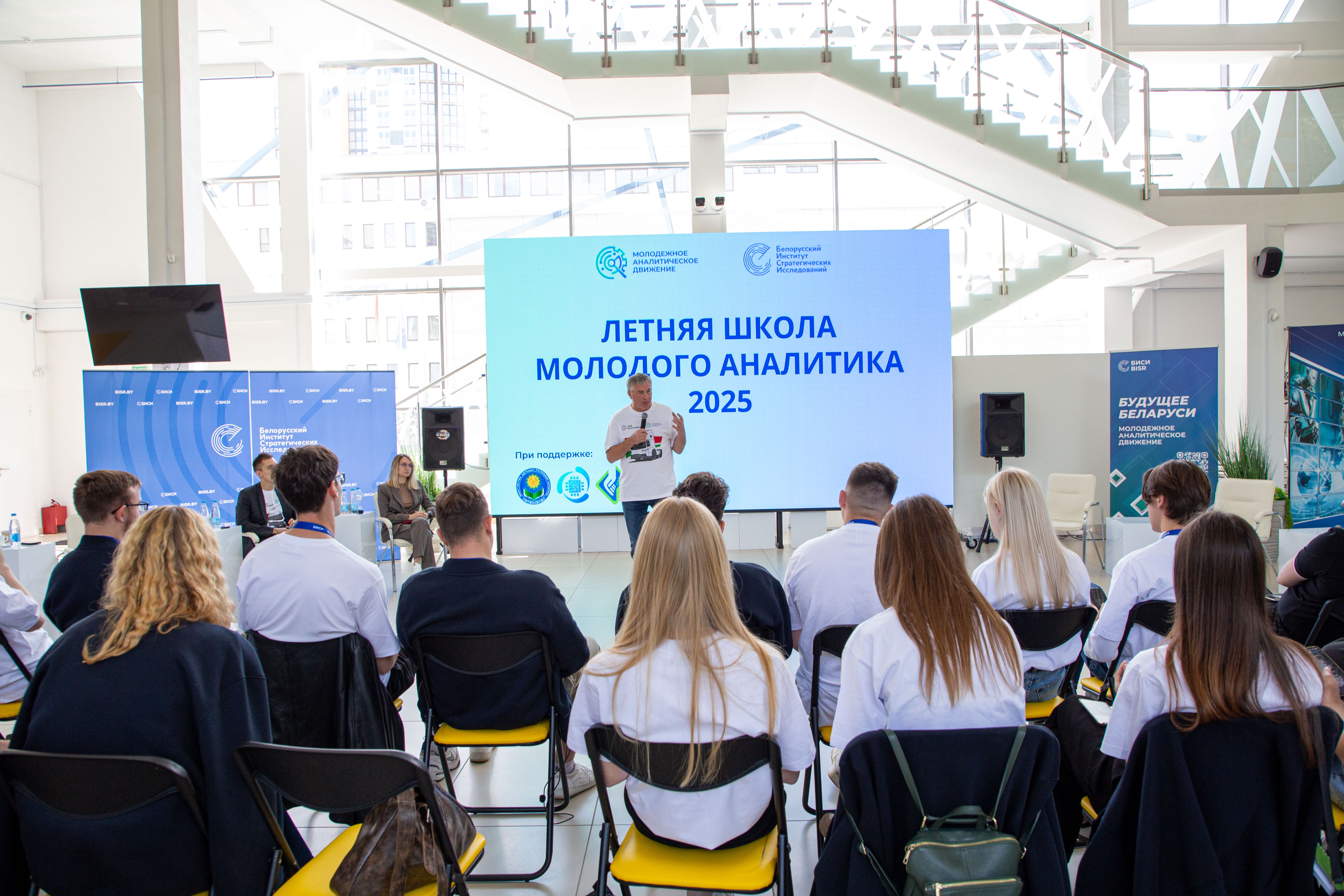 Первые шаги к будущим технологиям: от гибридного тягача МАЗ-Х до цифровых университетов и мезогородов