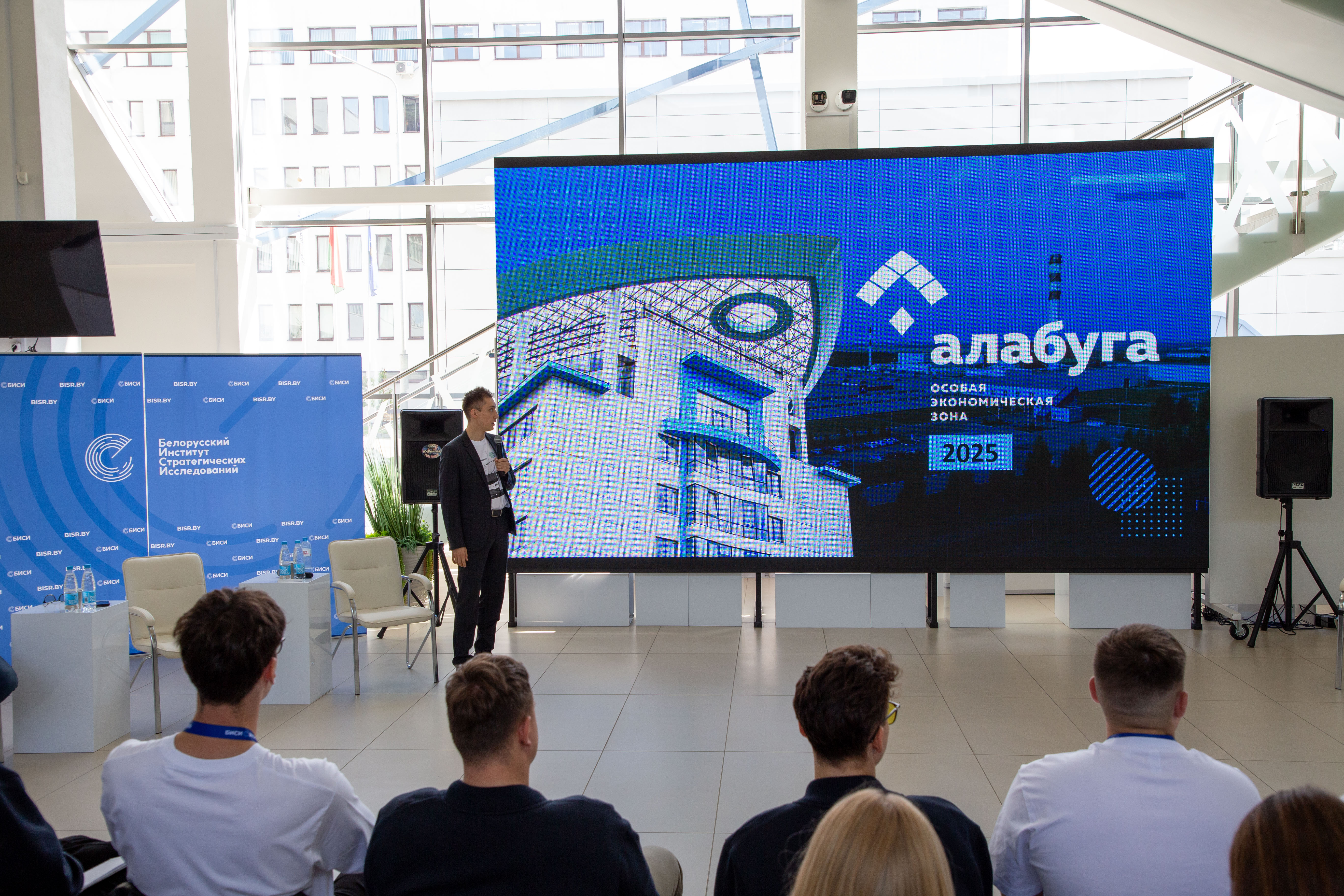 Первые шаги к будущим технологиям: от гибридного тягача МАЗ-Х до цифровых университетов и мезогородов