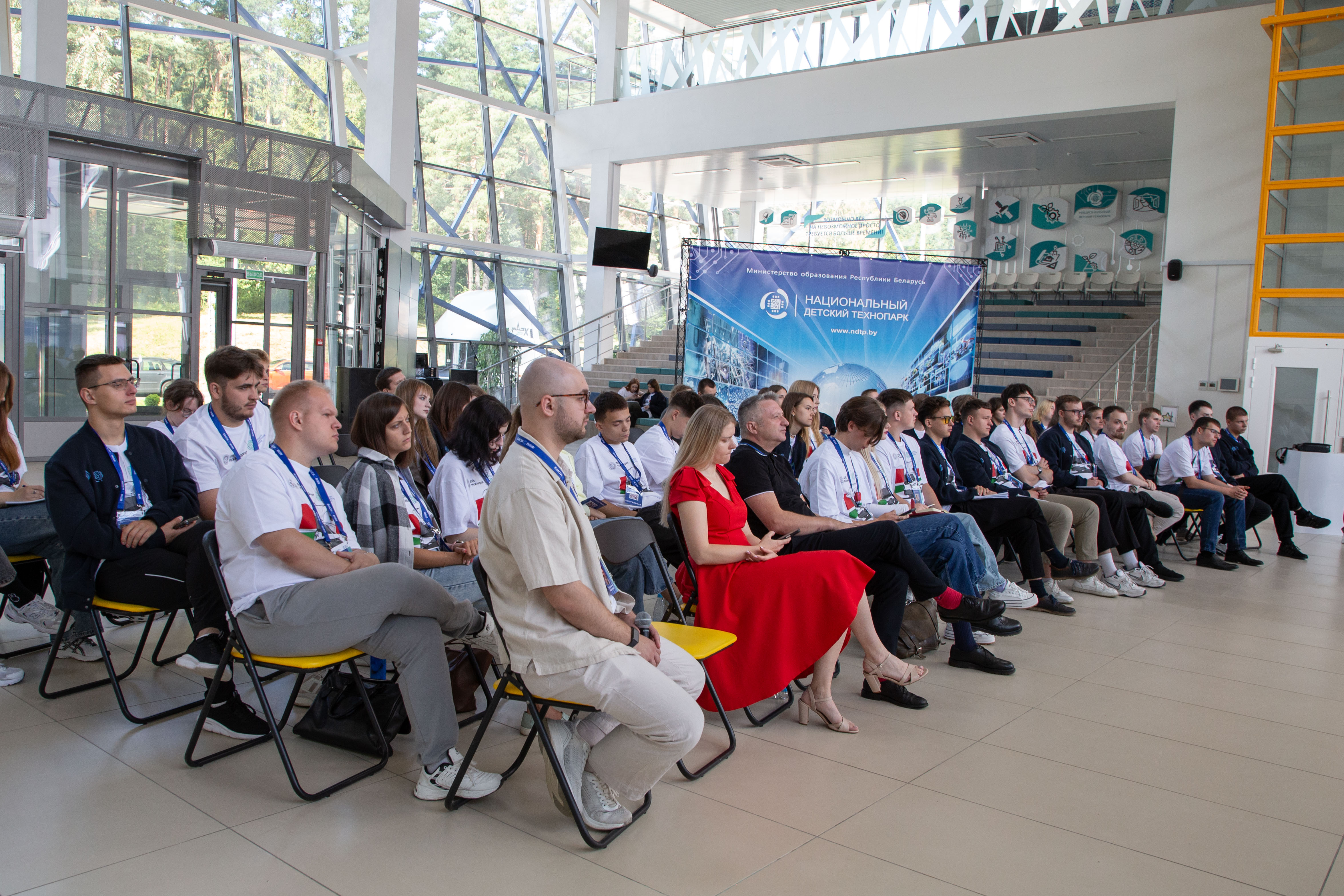 Первые шаги к будущим технологиям: от гибридного тягача МАЗ-Х до цифровых университетов и мезогородов